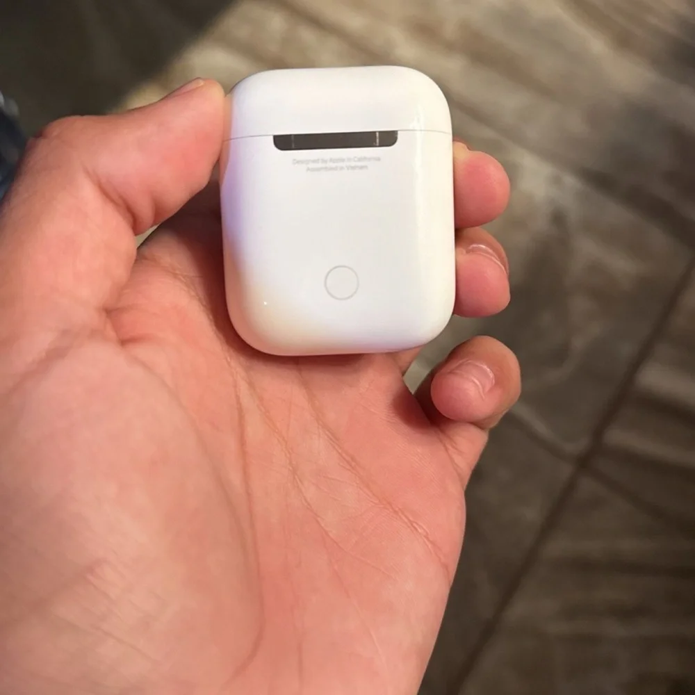 Apple White AirPods Wireless Headset with Charging Case